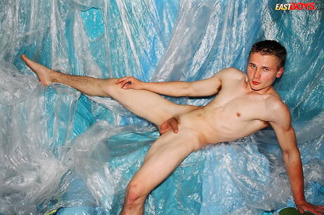 El hermoso niño Hilar muestra un cuerpo perfecto