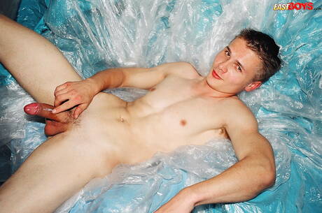 El hermoso niño Hilar muestra un cuerpo perfecto