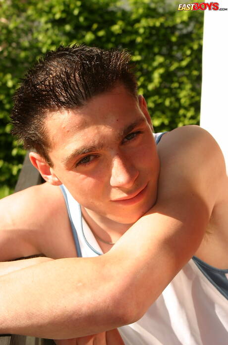 Der junge Henryk posiert nackt im Freien