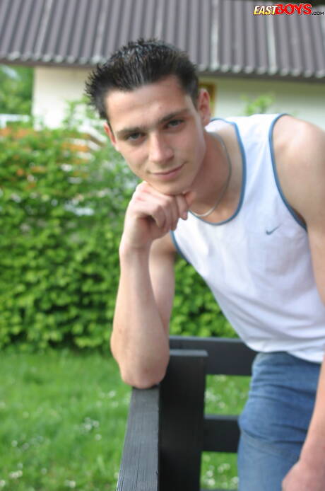 Der junge Henryk posiert nackt im Freien