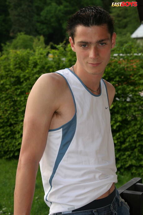 Der junge Henryk posiert nackt im Freien