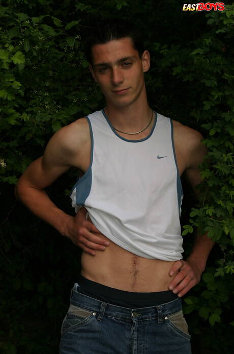 Der junge Henryk posiert nackt im Freien