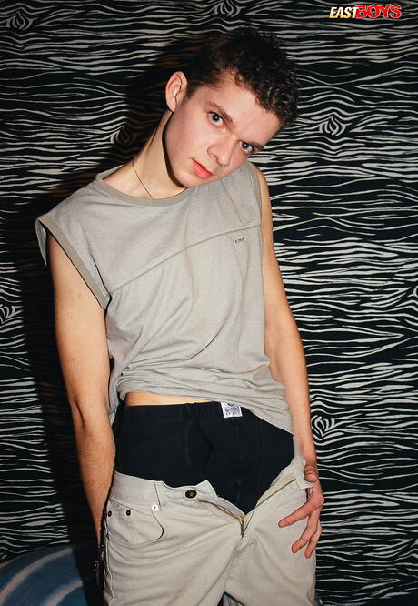 Young Hanz posing naked