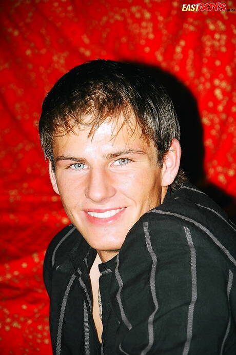 Beau garçon Guy branle sa bite en extérieur