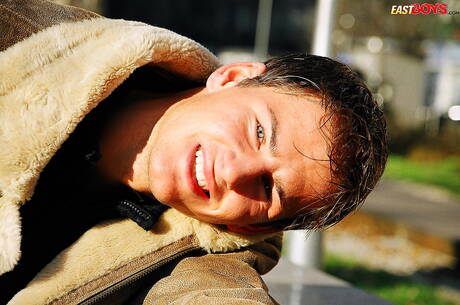 Beau garçon Guy branle sa bite en extérieur