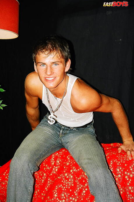 Beau garçon Guy branle sa bite en extérieur