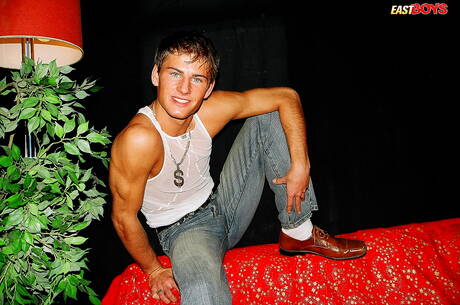 Beau garçon Guy branle sa bite en extérieur