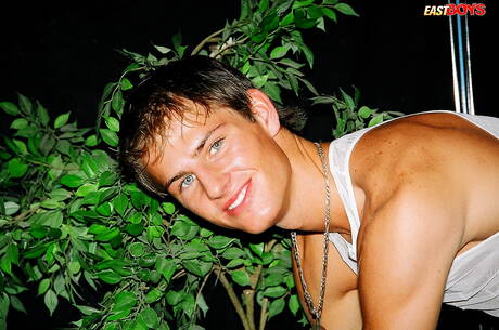 美しい少年ガイが屋外でチンポをシゴく