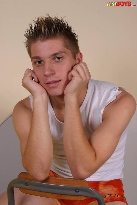 Twink Goran mostra um corpo perfeito