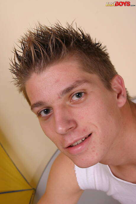 Twink Goran mostra um corpo perfeito