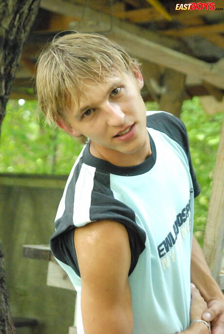 Gorący Abner w scenie ssania fiuta na zewnątrz