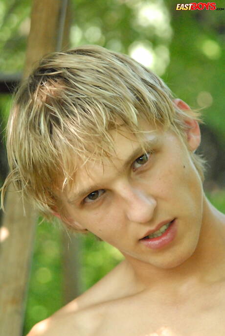 Gorący Abner w scenie ssania fiuta na zewnątrz