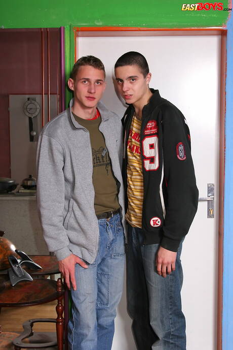 Il bellissimo ragazzo Charles Means si fa fottere il culo dopo un pompino