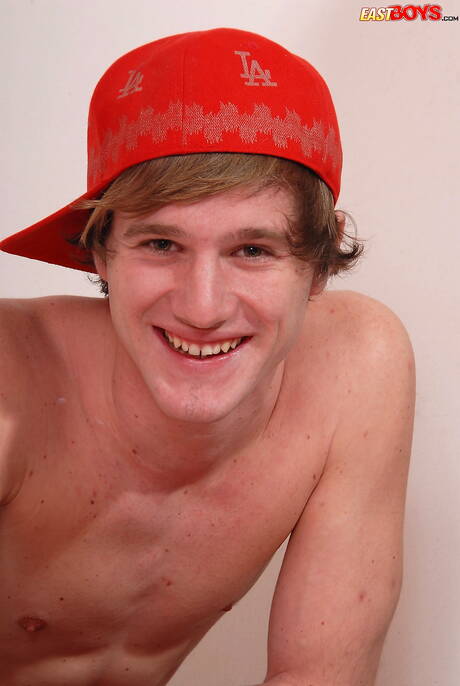 Twink Erick und Twink Palmer ziehen sich aus und zeigen ihren heißen Hintern