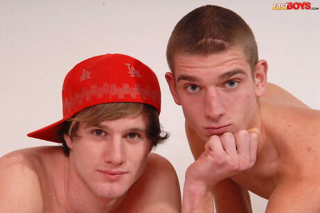 Le minet Erick et le minet Palmer se déshabillent et montrent leurs fesses chaudes