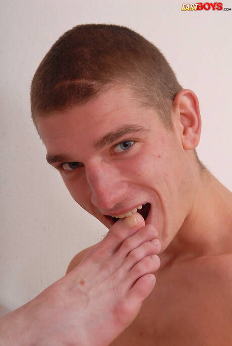 Twink Erick and twink Palmer undressing and showing hot butt