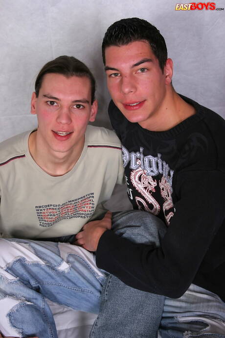 Il bel ragazzo Donny si scopa il culo dopo averlo succhiato