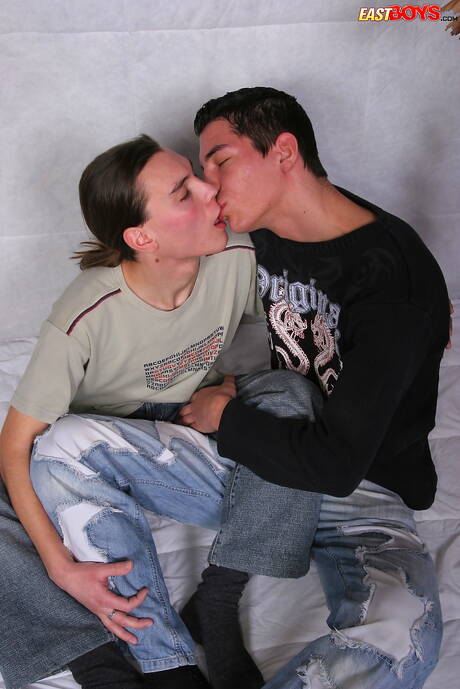 Il bel ragazzo Donny si scopa il culo dopo averlo succhiato