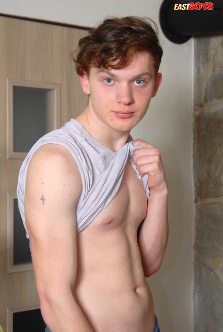 Pretty boy Ted Brewer jack off his dick
