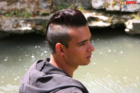 Samuel Riberio, un husky, pose nu en extérieur