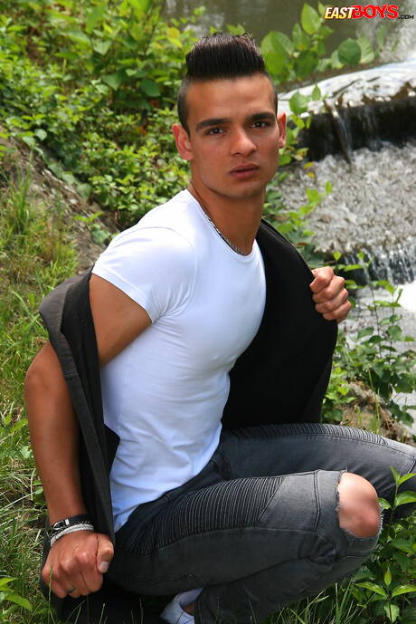 Samuel Riberio, un husky, pose nu en extérieur