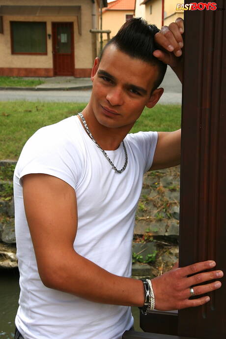 Samuel Riberio, un husky, pose nu en extérieur