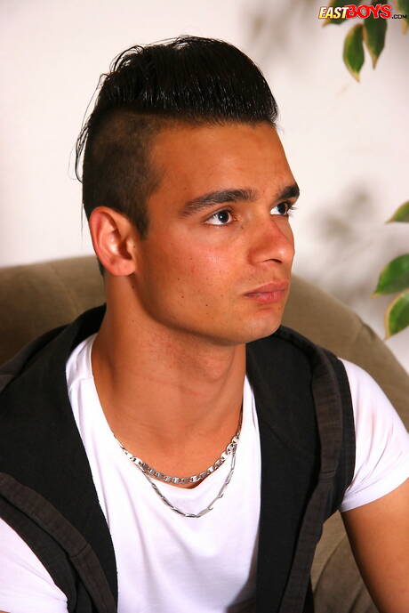 Samuel Riberio, un husky, pose nu en extérieur