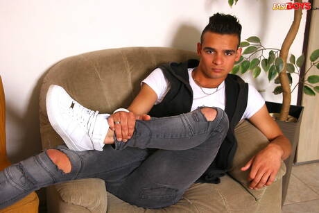 Samuel Riberio, un husky, pose nu en extérieur