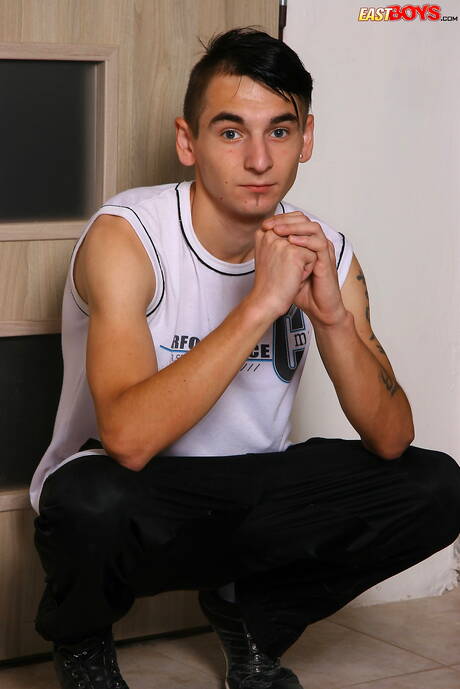 Twink Kevin Wrigley posing nude