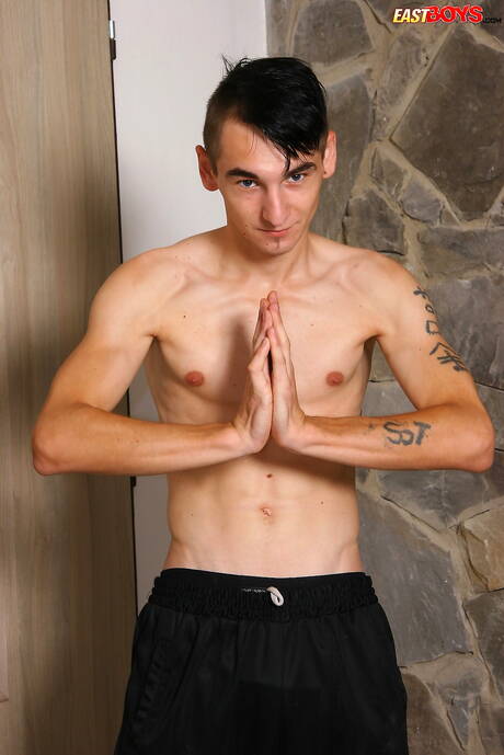 Twink Kevin Wrigley posing nude