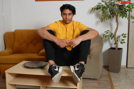 Der junge Nicolas Gomes zeigt einen wunderschönen Körper