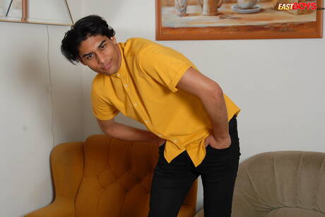 Der junge Nicolas Gomes zeigt einen wunderschönen Körper