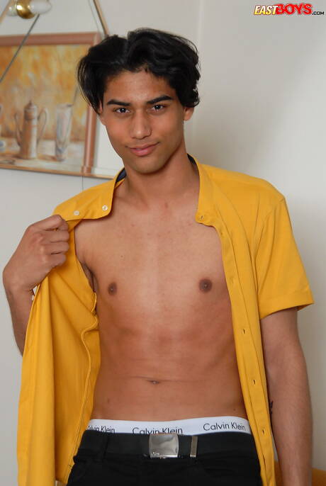 Der junge Nicolas Gomes zeigt einen wunderschönen Körper