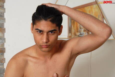 Der junge Nicolas Gomes zeigt einen wunderschönen Körper