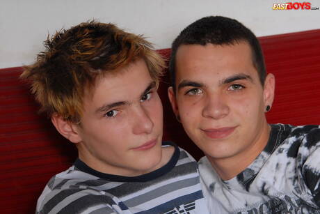 捷克年輕帥哥比爾威廉斯吸吮和操弄男孩