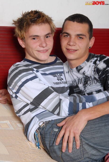 捷克年輕帥哥比爾威廉斯吸吮和操弄男孩