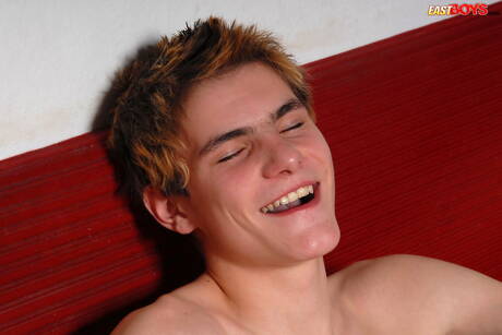 捷克年輕帥哥比爾威廉斯吸吮和操弄男孩