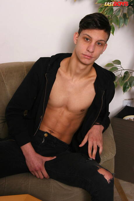 年輕的 Dominick Fazio 裸體擺造型