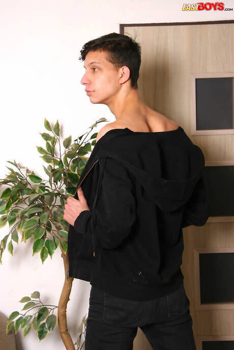 年輕的 Dominick Fazio 裸體擺造型