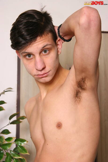 年輕的 Dominick Fazio 裸體擺造型