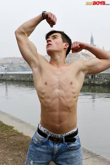 Sterke man Kent Mills poseert naakt buiten