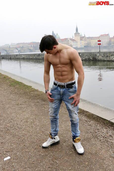 Sterke man Kent Mills poseert naakt buiten