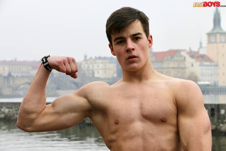 Sterke man Kent Mills poseert naakt buiten