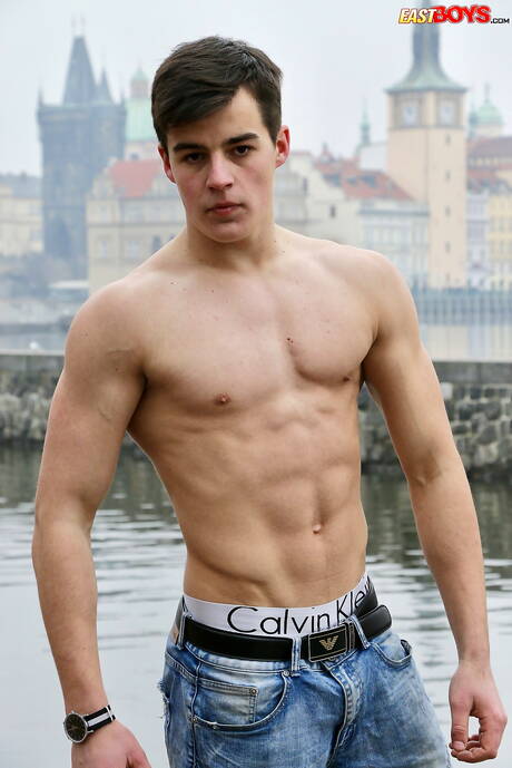 Sterke man Kent Mills poseert naakt buiten