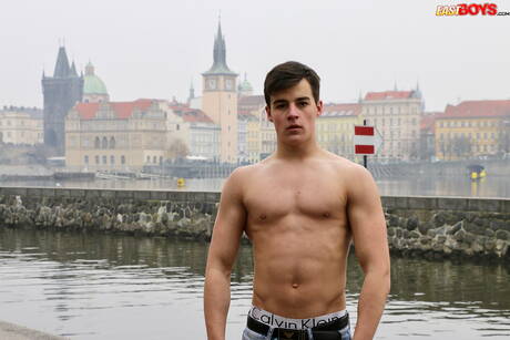 Sterke man Kent Mills poseert naakt buiten