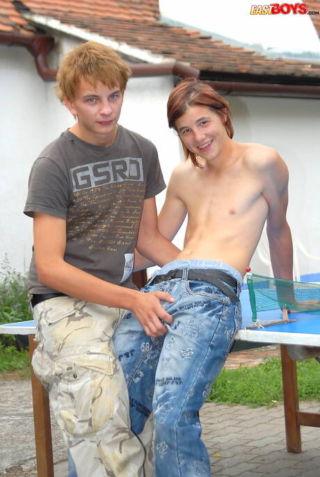 Jeune Fulk baise le cul après avoir sucé une bite en extérieur