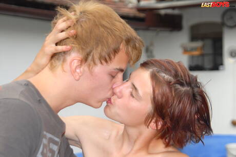 Il giovane Fulk si scopa il culo dopo aver succhiato un cazzo all