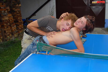 Il giovane Fulk si scopa il culo dopo aver succhiato un cazzo all