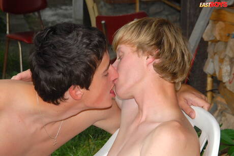 Il ragazzo sexy Trey posa nudo all