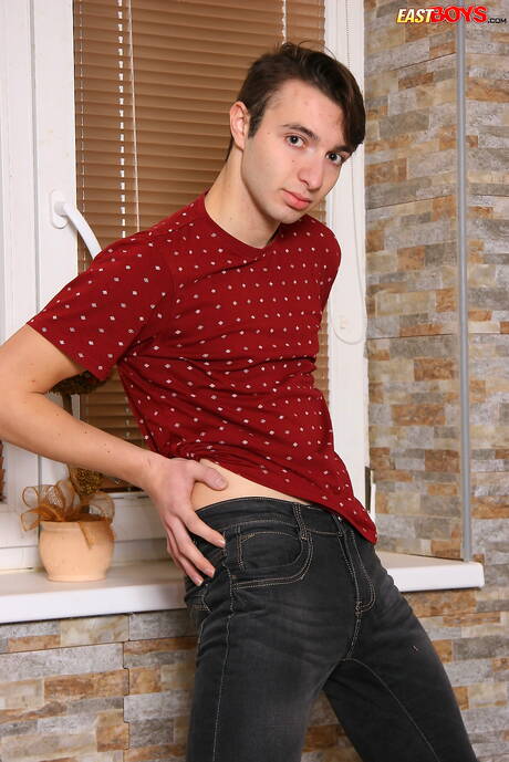 美しい少年トーマス・ヒルが裸でポーズをとり、お尻を見せる